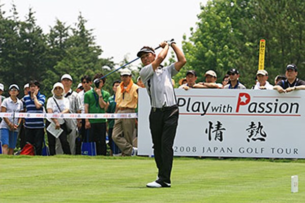 今季のジャパンゴルフツアーが掲げるスローガンの看板の前で、飄々とティショット！