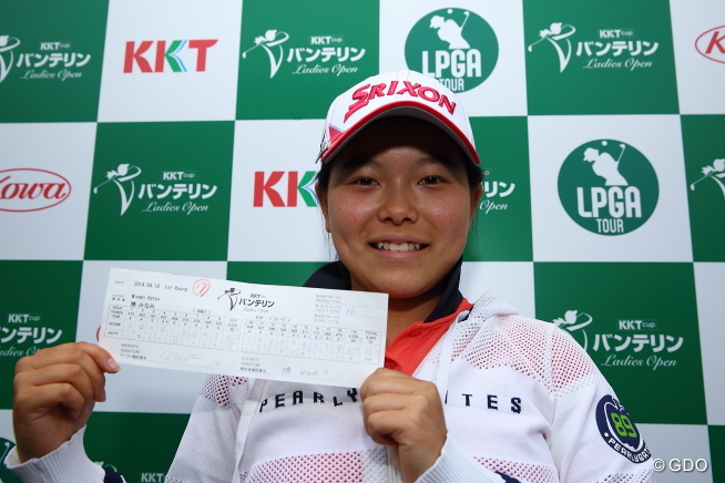 高1の15歳アマ・勝みなみが“はにかみ”首位発進！