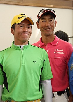 清田太一郎（左）＆江連忠 2日目5位タイにつけた、つるやオープンにて。門下生のひとり、清田太一郎（左）と「こんな機会はめったにないから」とこのときばかりはお互い選手として写真におさまった