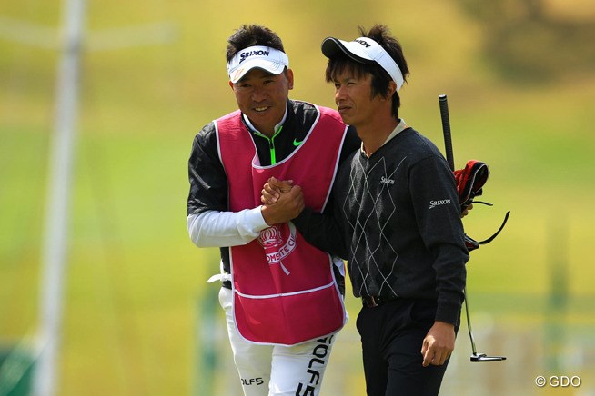 ホールアウト直後 ナイスプレーにキャディさんと安堵の表情です 首位とは2打差 7アンダー単独7位に 14年 東建ホームメイトカップ 3日目 辻村暢大 フォトギャラリー Gdo