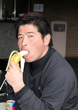 増田伸洋 バナナを頬張りながらおどける増田伸洋
