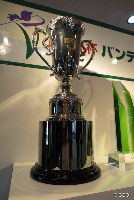 2014年 KKT杯バンテリンレディスオープン 2日目 優勝カップ