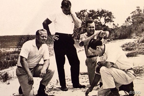 写真左からジャック・ニクラス、ドナルド・オークイン、チャールズ・フレイザー、ピート・ダイ。ハーバータウンの土地でゴルフコースの構想を巡らせる