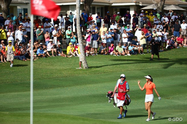 地元ハワイのギャラリーから大きな声援で迎えられニッコリ 14年 Lpgaロッテ選手権 最終日 ミッシェル ウィ フォトギャラリー Gdo