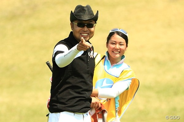 2014年 つるやオープンゴルフトーナメント 2日目 片山晋呉 山村彩恵 ラウンド中、キャディの山村に指導を続ける片山は「楽しみながら」首位キープ