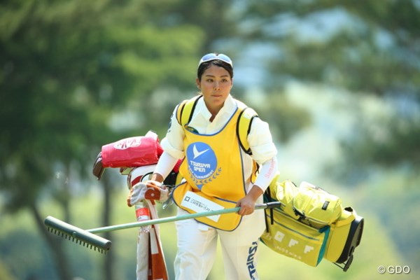 2014年 つるやオープンゴルフトーナメント 3日目 山村彩恵 今日からキャディーさん達はツナギなんだね。太ももが見れなくて残念