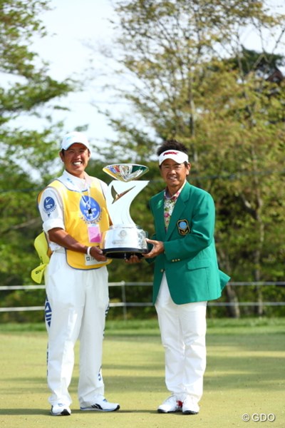 2014年 つるやオープンゴルフトーナメント 最終日 藤田寛之 清水重憲キャディ 初タッグでいきなり優勝。藤田は熟練キャディのアシストに感謝した
