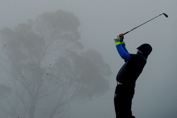 早朝からコース上には濃霧が立ちこめ、第1ラウンドは翌日に延期となった （Mark Runnacles /Getty Images）
