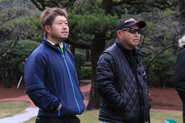 2014年 JGTOプレーヤーズラウンジ 谷口徹 松村道央 弟子の松村道央（左）をいつも気にかける谷口徹