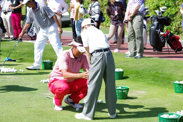 初めてゴルフクラブを握る子供に、懇切丁寧に指導する芹澤信雄 2014年 ザ・レジェンド・チャリティプロアマ 初日 芹澤信雄