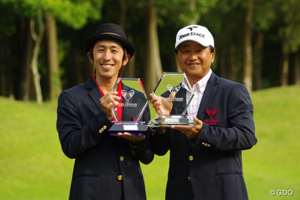 プロの部を制した倉本昌弘（右）は、著名人の部優勝のタレント梶原雄太と並んでトロフィを掲げた
