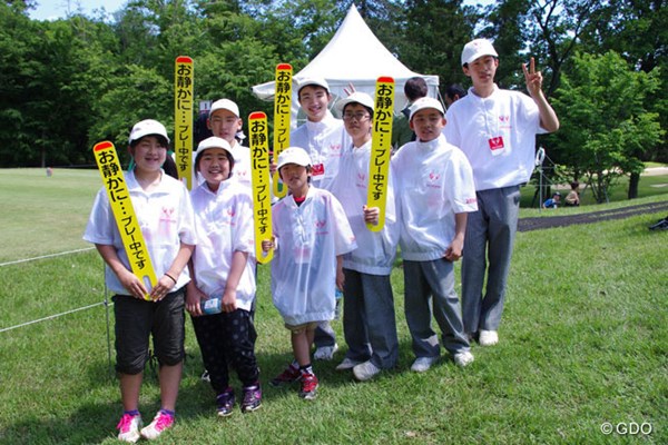 2014年  ザ・レジェンドチャリティプロアマ 最終日 レジェンドキッズプログラム参加者 東日本大震災被災地の福島県相馬市から招待された子供達が、この日はトーナメントボランティア業務を体験した