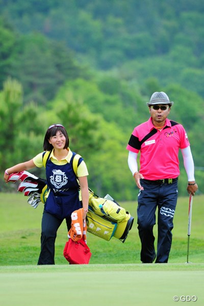 2014年 関西オープンゴルフ選手権競技 初日 片山晋呉 今週も若い女人キャディを連れて笑顔のラウンドです。江連アカデミーに通う高校生やそうです。ホンマに楽しそうですやん！25位T