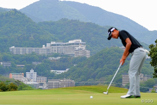 2014年 関西オープンゴルフ選手権競技 初日 有馬温泉 3番グリーンから見えるのは「日本三古泉」のひとつに数えられる名湯「有馬温泉」の高級ホテル群です。プロも何人かは泊まってます。