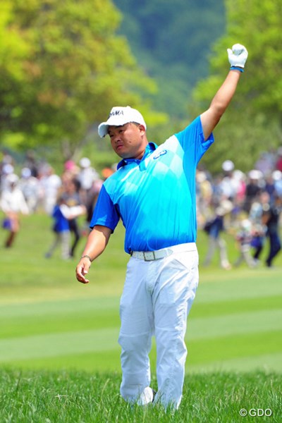 2014年 関西オープンゴルフ選手権競技 最終日 小田孔明 ラフからのセカンドショットを前に、スイングの大きさを確認するため、左手だけで何回も素振りを繰り返しているところです。