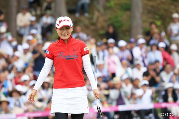 2014年 中京テレビ・ブリヂストンレディスオープン 最終日 横峯さくら 最終18番はロングパットを沈め笑顔のバーディフィニッシュ。今季ベストの2位で終えた横峯さくら