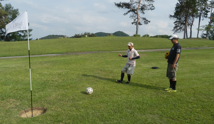 足で蹴るゴルフ フットゴルフがいま熱い ゴルフダイジェスト オンライン