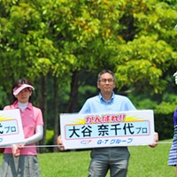 地元兵庫県神戸市出身ということで、プラカードを持った応援団の方々が…。しっかり声援に応えての2アンダーは12位タイ。 2014年 リゾートトラストレディス 初日 大谷奈千代