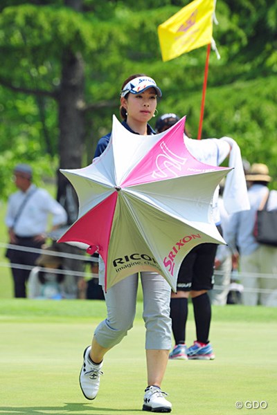 2014年 リゾートトラストレディス 2日目 森田理香子 メッチャメチャ暑かったんで、ワンプレー終わると皆さん速攻で傘をさすんで写真が撮りにくゥて…。