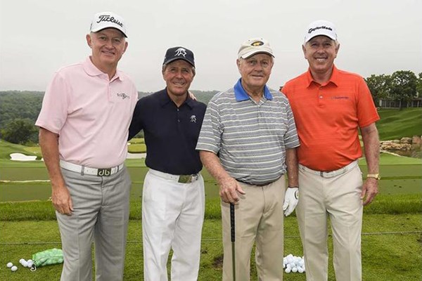 チャップマン、プレーヤー、ニクラス、アーウィン（左から）は練習場で仲良く記念撮影し、初日をスタートした（Chris Condon/US PGA TOUR）