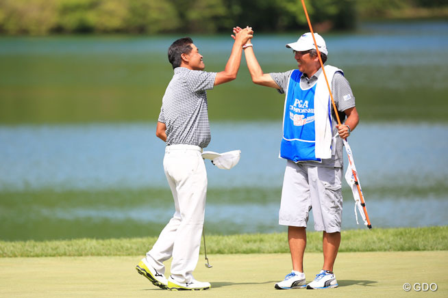 ガッツリハイタッチ 2014年 日本プロゴルフ選手権大会 日清カップヌードル杯 最終日 手嶋多一 フォトギャラリー｜GDO