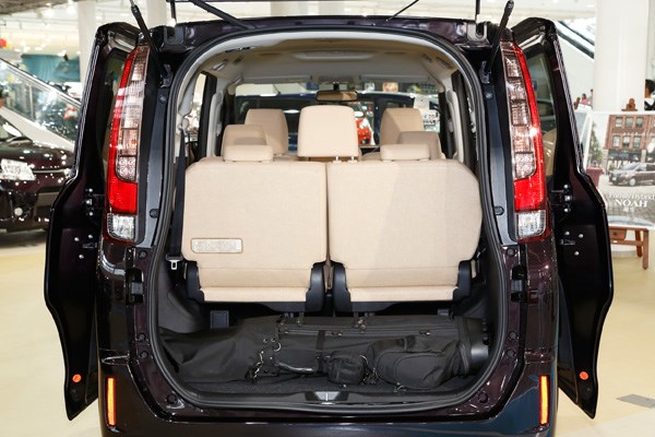 4ページ目)トヨタ編~キャディバッグ、入るか入らないか、真横か斜めか