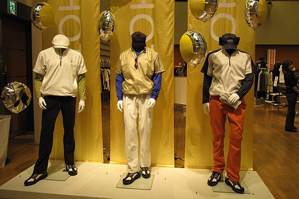 PRGR（プロギア）ブランドのウエアも展示。服のデザインやカラーリングなど、かっこいいゴルフを提案している。