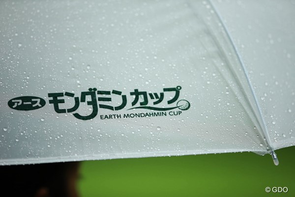 2014年 アース・モンダミンカップ 初日 傘 傘まで貸してくれるんですか？素晴らしいホスピタリティですねぇ。