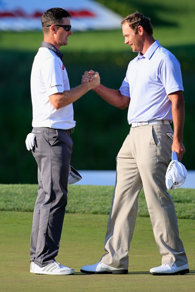 S.ステファニ（右）とのプレーオフを制したジャスティン・ローズ（Rob Carr/Getty Images）