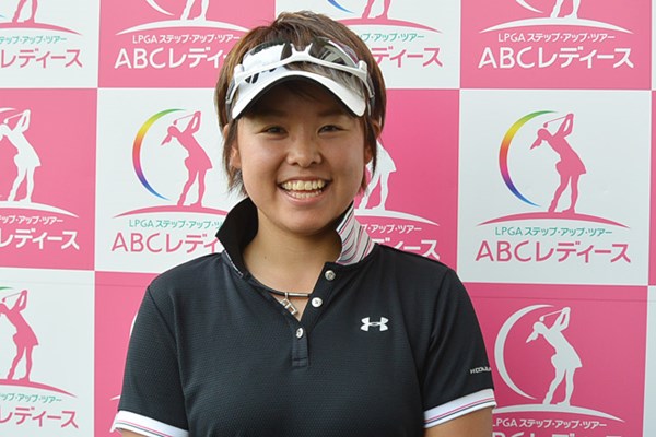 2014年 ABCレディース 初日 山口春歌 大会初日、5アンダーで首位に立った山口春歌（写真提供：日本女子プロゴルフ協会）