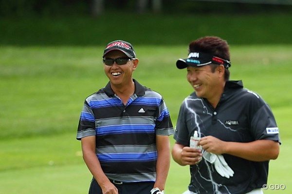 2014年 長嶋茂雄 INVITATIONAL セガサミーカップゴルフトーナメント 2日目 谷口徹 高山忠洋（右）とのラウンドで笑顔を見せる谷口。2シーズンぶりの勝利を狙う