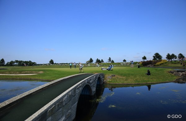 2014年 長嶋茂雄 INVITATIONAL セガサミーカップゴルフトーナメント 3日目 16番グリーン たいして青くもない空を青く撮るのが得意です。
