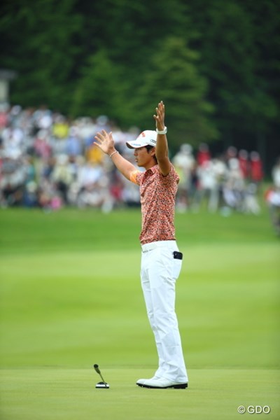 2014年 長嶋茂雄 INVITATIONAL セガサミーカップゴルフトーナメント 最終日 石川遼 勝利の瞬間、両手を上げてバンザイ！石川は2シーズンぶりの勝利を飾った