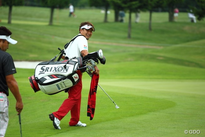 自らキャディバックを担ぐプロ なんて太っ腹 14年 長嶋茂雄 Invitational セガサミーカップゴルフトーナメント 最終日 塚田陽亮 フォトギャラリー Gdo