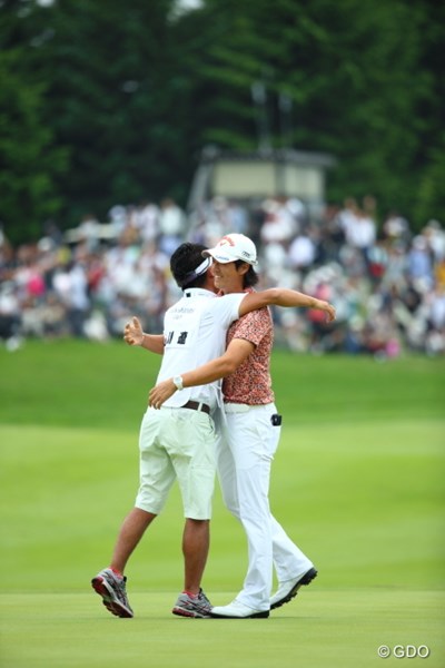 2014年 長嶋茂雄 INVITATIONAL セガサミーカップゴルフトーナメント 最終日 石川遼 キャディと抱き合う石川遼。ラウンド中も「いまのショットは世界で通用する？」と繰り返しやり取りした