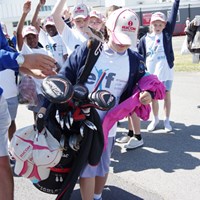 ゴルフバッグを持ってみたい人は手を挙げて！！（撮影：Shizuka Minami）（「Pentax K-3」にて撮影） 2014年 全英リコー女子オープン 事前 ジュニア