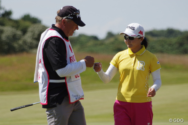 シンプルな攻め 上原彩子が首位発進