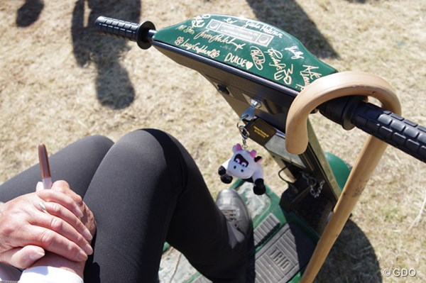 2014年 全英リコー女子オープン 初日 スクーター スクーターに選手のサイン？（「Pentax K-3」にて撮影）