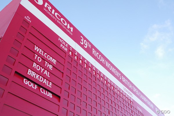 2014年 全英リコー女子オープン 初日 スコアボード 大会初日の朝6時、スコアボードは真っ新でした。（「Pentax K-3」にて撮影）