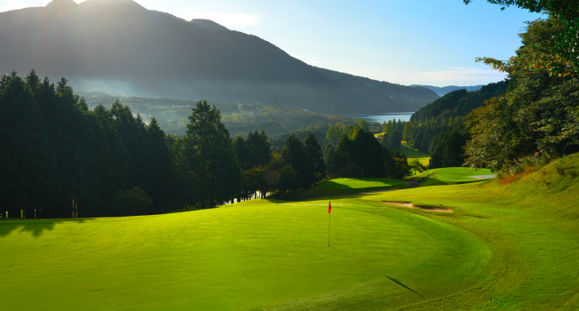 ゴルフと温泉、贅沢な時間を仙石原で味わう品格溢れる2コース